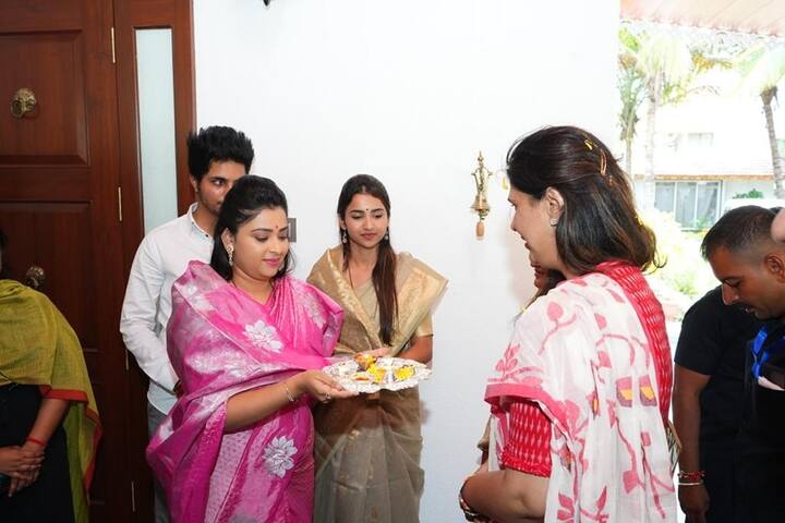 ‘शिव-शक्ती परिक्रमा’ दौऱ्यात माजी आमदार स्नेहलता ताई कोल्हे व कोल्हे परिवाराच्या वतीने कोपरगाव येथे पंकजा मुंडे यांचे करण्यात आले.