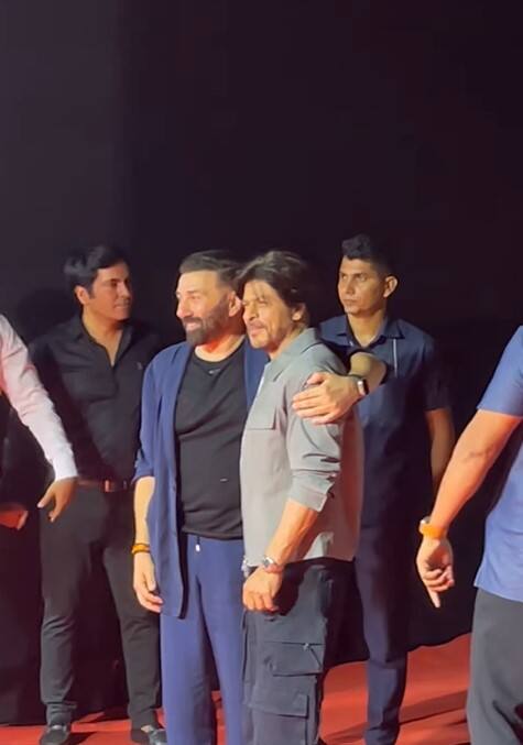 गदर 2 की सक्सेस पार्टी में बॉलीवुड के किंग खान भी कैजुअल लुक में पहुंचे थे. इस दौरान सनी और शाहरुख एक दूसरे से गर्मजोशी से मिले.