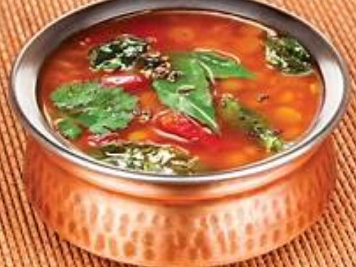 टमाटर और अदरक को गुनगुने पानी में आधा चम्मच नमक डालकर भिगो दीजिये, इससे टमाटर में से मिलावट निकल जायेगी. फिर एक ग्राइंडर लें और उसमें टमाटर, हींग, जीरा, काली मिर्च, अदरक, करी पत्ता, हरा धनिया और नमक डालें. इन सभी सामग्रियों को पीसकर पेस्ट बना लें.