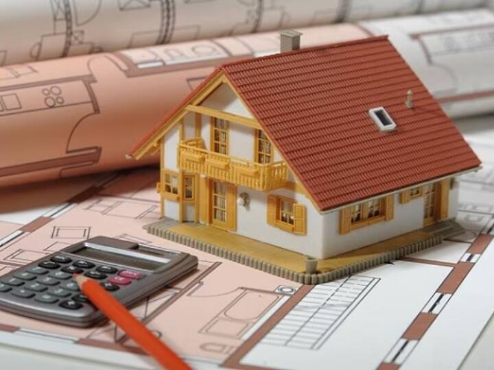 अपनी ईएमआई और बैंक बैलेंस के बीच संतुलन बनाएं जिससे आप समय से बैंक को लोन की ईएमआई भी दे सकें. इसे लेट करने की सूरत में आप पर पेनल्टी लग सकती है जिससे भारी आर्थिक चपत लग सकती है. इससे बचने के लिए पैसे का मैनेजमेंट अच्छी तरह से प्लान करें.