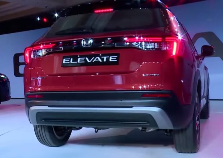 ਹੌਂਡਾ ਐਲੀਵੇਟ ਲਾਈਨਅੱਪ ਚਾਰ ਟ੍ਰਿਮਸ ਵਿੱਚ ਆਉਂਦਾ ਹੈ - SV, V, VX ਅਤੇ ZX ਵਿੱਚ ਹੈ। ਇਹ ਸਾਰੇ ਟ੍ਰਿਮਸ 1.5L, 4-cylinder naturally aspirated i-VTEC ਪੈਟਰੋਲ ਇੰਜਣ ਦੇ ਨਾਲ ਆਉਂਦੇ ਹਨ, ਜੋ 121PS ਦੀ ਪਾਵਰ ਅਤੇ 145Nm ਦਾ ਟਾਰਕ ਪੈਦਾ ਕਰਦਾ ਹੈ। ਇਸ ਵਿੱਚ 6-ਸਪੀਡ ਮੈਨੂਅਲ ਅਤੇ 7-ਸਪੀਡ CVT ਆਟੋਮੈਟਿਕ ਟ੍ਰਾਂਸਮਿਸ਼ਨ ਦਾ ਵਿਕਲਪ ਹੈ।