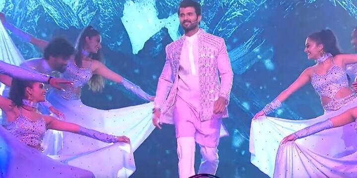 முன்னதாக படத்தின் ரிலீசையொட்டி படக்குழுவும், விஜய் தேவரகொண்டாவும் ஏகப்பட்ட புரோமோஷன் பணிகளில் ஈடுபட்டனர். இதற்கிடையே படத்தை முடித்த கையோடு ஆன்மீகம், சுற்றுலா என பிசியாக இருந்த சமந்தா, தனது சிகிச்சைக்காக அமெரிக்கா சென்றுள்ளார்.