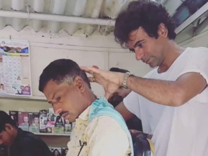 Comedian Sunil Grover Cuts Fans Hair with His Skills Watch Video फैन के बाल काटते नजर आए Sunil Grover, यूजर्स ने किए मजेदार कमेंट्स, बोले- कितना कमा लेते हो