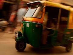 दिल्ली के ट्रैफिक से बचने के लिए फुट ओवर ब्रिज पर चढ़ा दिया ऑटो, ड्राइवर समेत दो गिरफ्तार