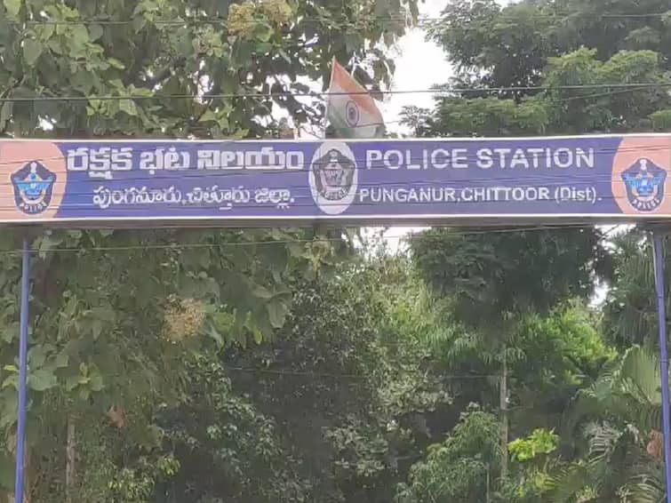 Chittoor News: Punganur tdp incharge challa babu surrenders in police station Punganur News: పోలీసు స్టేషన్‌లో లొంగిపోయి‌న టీడీపీ నేత చల్లాబాబు, రిమాండ్‌కు తరలింపు