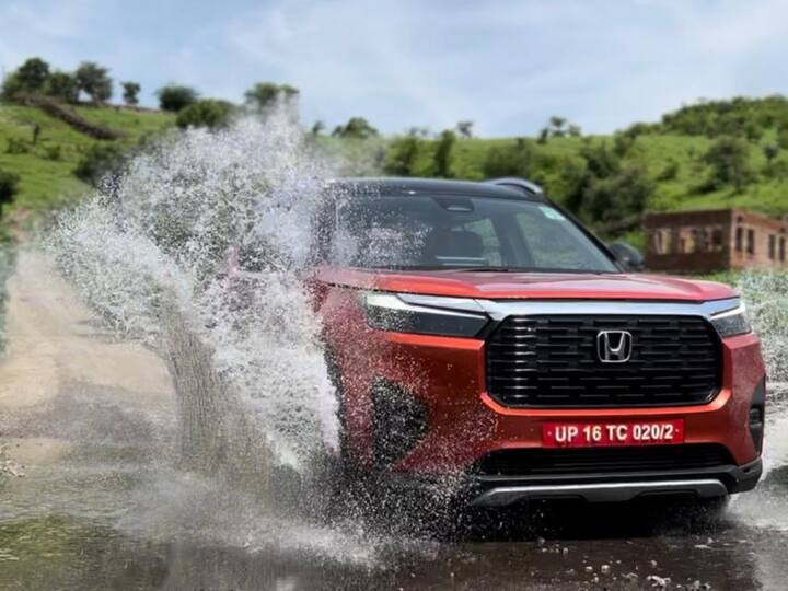 Honda has launched the Elevate in India with a starting price of Rs 10.99 lakh. The top-end ZX is Rs 14.89 lakh and the top-end automatic is Rs 15.99 lakh. The Elevate comes with a 1.5L i-VTEC DOHC petrol engine which makes 89 kW (121 PS) power and 145 Nm torque, while having a 6-speed Manual Transmission as standard and a 7-speed Continuously Variable Transmission (CVT). (Image Source: Somnath Chatterjee)