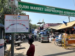 Delhi के चर्चित बाजारों में भी बढ़ी रौनक, स्वागत में लगे बड़े-बड़े होर्डिंग्स, भारी डिस्काउंट्स की भरमार 