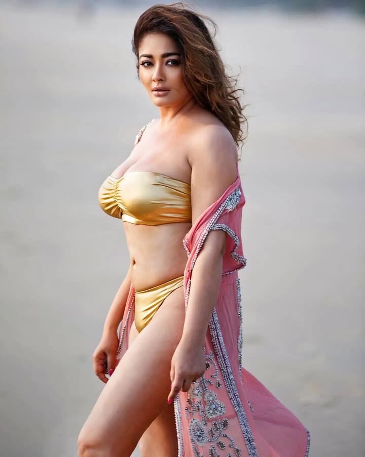 బోల్డ్నెస్కు కేరాఫ్ అడ్రస్.. కిరణ్ రాథోడ్. ఆమె సినిమాల్లో ఉందంటే చాలు.. కుర్రాళ్లు థియేటర్ల ముందు క్యూ కట్టేవారు. - Image Credit: Kiran Rathore/Instagram