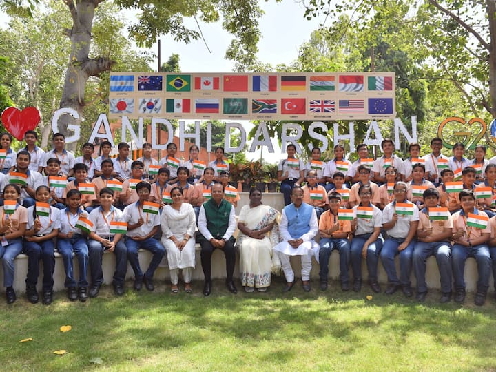 President Murmu urged everyone to make efforts so that every citizen, especially the youngsters and the children, read as much as possible about Gandhi and imbibe his ideals, adding the role of Gandhi Smriti and Darshan Samiti and other such institutions becomes very important in this regard. (Image Source: Twitter/@rashtrapatibhvn)