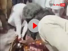 योगी के मंत्री सतीश शर्मा का शिवलिंग के पास हाथ धोने का वीडियो वायरल, हाथ जोड़े दिखे जितिन प्रसाद