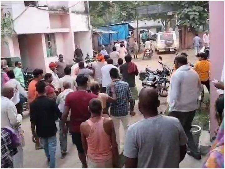 Man dies due to delay in treatment Villagers vandalized CHC in Azamgarh ANN Azamgarh: सीएचसी में डॉक्टर न मिलने पर भड़के ग्रामीणों ने की तोड़फोड़, प्राइवेट अस्पताल में इलाज के दौरान हुई मौत