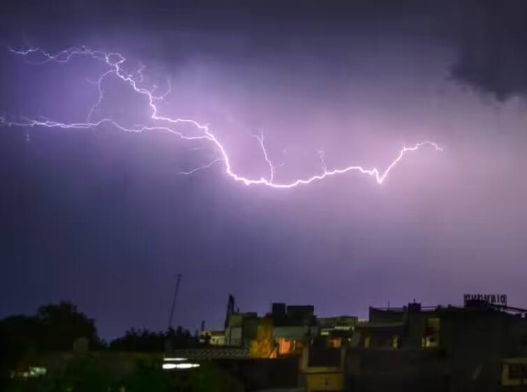 Odisha Lightning many people died in bhubaneshwar heavy rain cyclone in bay of bangal detail marathi news Odisha Lightning Death: ओदिशामध्ये आस्मानी संकट! आतापर्यंत 61000 वेळा पडली वीज,  12 लोकांचा मृत्यू