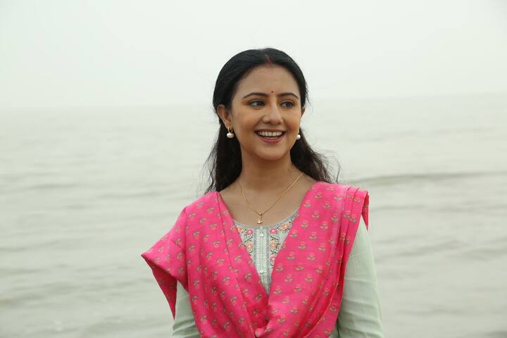 বন্ধুদের সঙ্গে ছুটি কাটাতে গিয়ে কেমন লাগছে মানালির? অভিনেত্রীর সপাট জবাব, 'এটা ভেকেশন? ভোর পাঁচটায় কল টাইম ছিল। আমরা তো শ্যুটিং করছি। কাছাকাছি সমুদ্রই পড়ে, পাহাড় যেতে আসতে সময় লাগবে, তাই এই জায়গাটাই বেছে নিলাম।'