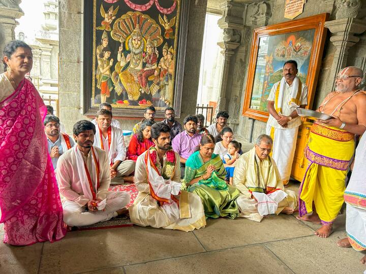 குஷி படத்தின் வெற்றியையொட்டி விஜய் தேவரகொண்டா, யாதகிரிகுட்டா கோயிலுக்கு சென்று சுவாமி தரிசனம் செய்துள்ளார்.