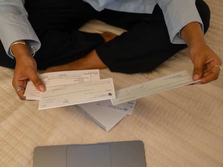 Cheque Signature Rule When sign on the back of a cheque book all you need to know here Cheque Signature Rule: चेक के पीछे साइन करना कब होता है जरूरी, मुसीबत में फंसने से पहले जान लें नियम