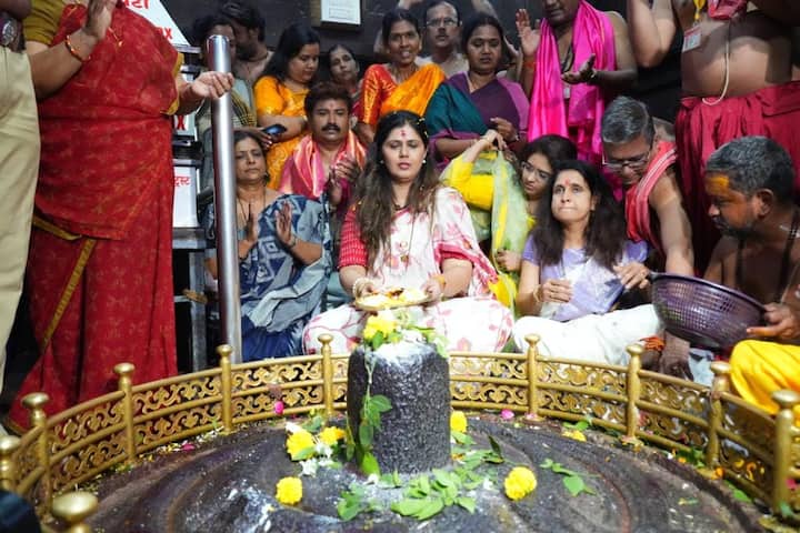 तर ‘शिव-शक्ती परिक्रमा’ दौऱ्यात बारा ज्योतिर्लिंगांपैकी एक असलेल्या वेरूळ येथील श्री घृष्णेश्वराचे दर्शन घेऊन पंकजा मुंडे यांनी आज शिव-शक्ती परिक्रमा सुरु केली.