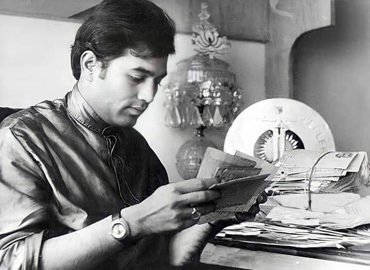 दरअसल उस दौर में मशहूर कॉमेडियन महमूद बॉलीवुड की एक दमदार शख्सियत बन चुके थे. एक्टिंग के बाद महमूद ने निर्देशन और फिल्म निर्माण में भी हाथ आजमाया. महमूद ने राजेश खन्ना और हेमा मालिनी को साथ लेकर साल 1979 में एक फिल्म जनता हवलदार बनाई थी. इस फिल्म का एक हिस्सा महमूद के फार्म हाउस पर भी शूट किया गया था.
