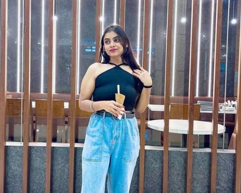 ইনস্টাগ্রাম ঘাঁটলে বোঝা যাবে, ২৫ বছরের এই তরুণী আর পাঁচ জনের মতোই জীবন উপভোগ করতে ভালোবাসতেন।