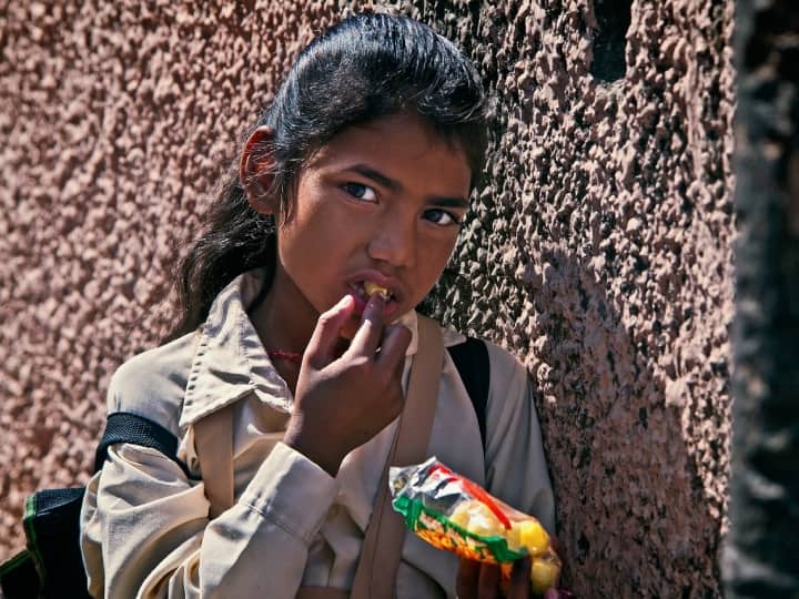 सरकार इस योजना के तहत माता-पिता की आर्थिक मदद करती है और बेटी की पढ़ाई का खर्च उठाती है. इस योजना के तहत बेटी के जन्म पर 50 हजार रुपये का बॉन्ड दिया जाता है. यह बॉन्ड 21 साल में मैच्योर होता है और 2 लाख का हो जाता है.