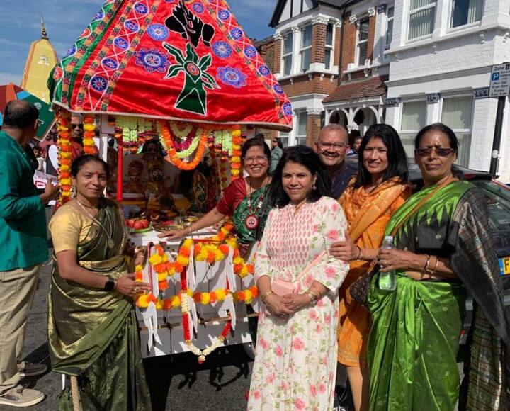 সনাতন ধর্মে জন্মাষ্টমীর গুরুত্ব অপরিসীম। হিন্দু পঞ্জিকা মতে, প্রতি বছর ভাদ্র মাসের অষ্টমী তিথিতে এই উৎসব পালিত হয়। ভারতের পাশাপাশি লন্ডনও উদযাপনে মুখর।