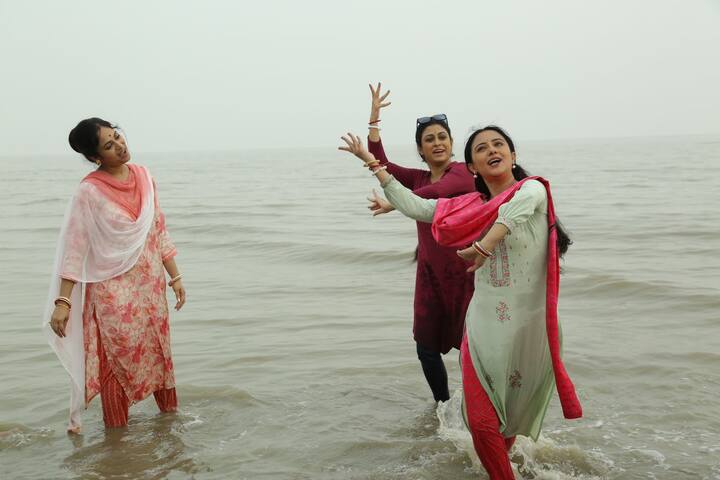 সমুদ্রের পাড়ে শ্যুটিংয়ের অভিজ্ঞতা কেমন? সুচরিতা ওরফে বাসবদত্তার কথায়, 'এমনিতে খুব ভালই লাগছে। এসেছি সকলে মিলে। কিন্তু এত রোদ, মাথা পুরো ধরে গেছে। এখনও সিন বাকি রয়েছে, নাচ গান আছে।'
