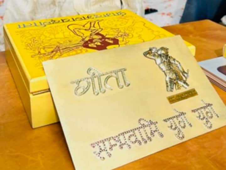 gita written by 23 carat gold silver diamond in 50 years by dr mangal tripathi Gita written By Gold : 'सुवर्णगीता'... 23 कॅरेट सोन्यानं लिहिली गीता, हिरे, माणिक आणि चांदी वापरून, पूर्ण करायला लागली 50 वर्ष