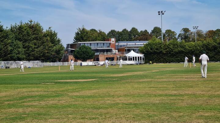 তবে এটা যে সে ক্রিকেট ম্যাচ নয়। দুই দেশের হাই কমিশনের সদস্যরা একে অপরের বিরুদ্ধে খেললেন।