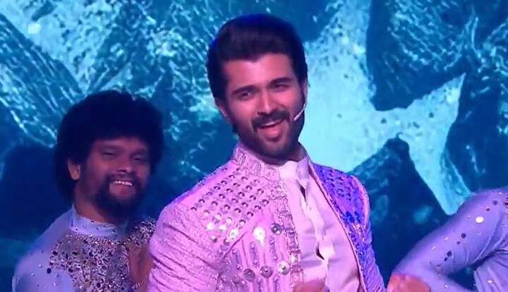 பிக்பாஸ் 7 சீசனின் தொடக்க நிகழ்ச்சி நேற்று நடைபெற்றது. இதில் 14 போட்டியாளர்களுடன் நடைபெறும் பிக்பாஸ் 7 சீசனின் புரோமோஷனை நாகார்ஜூனா தொகுத்து வழங்கினார். அப்போது விழாவில் சிறப்பு விருந்தினராக விஜய் தேவரகொண்டா பங்கேற்றிருந்தார்.