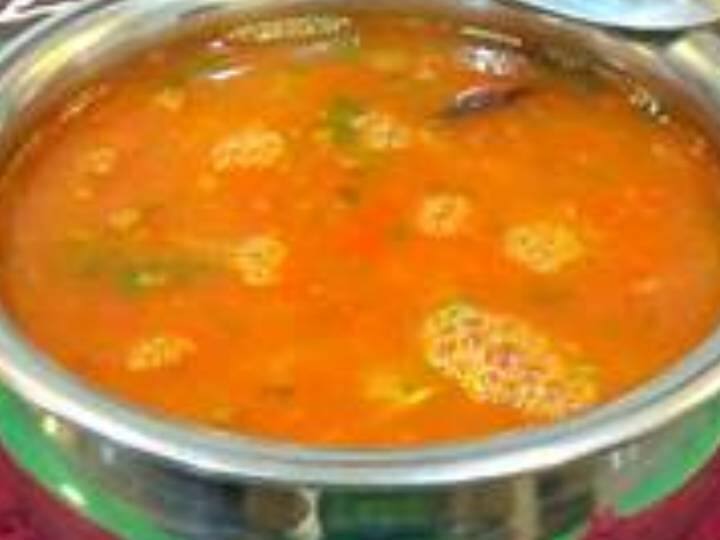 अब एक पैन लें और उसमें 2 कप पानी डालें. पैन को मध्यम आंच पर गर्म करें. पिसा हुआ पेस्ट डालें और उबाल लें। - इसे 1-2 मिनट तक चलाएं और फिर आंच बंद कर दें. इसे निकाल कर एक तरफ रख दें.