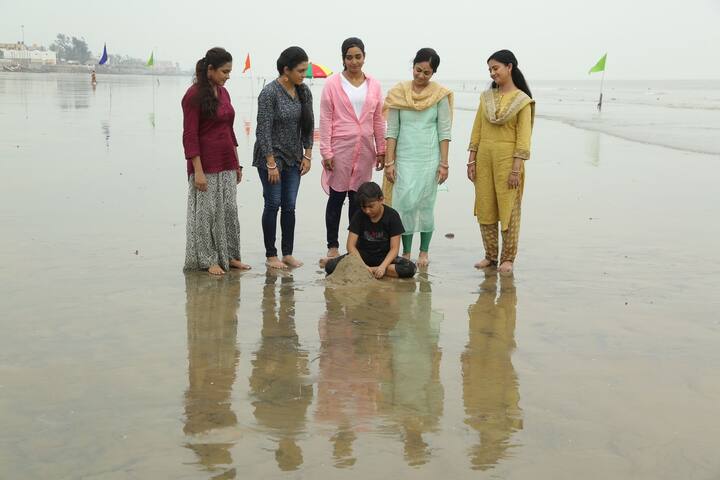 ঘুরতে গিয়ে এক অঘটন। হঠাৎই শিমুলের বান্ধবী সুচরিতার মেয়ের দুর্ঘটনা ঘটে। এই চরিত্রে রয়েছেন বাসবদত্তা চট্টোপাধ্যায়।