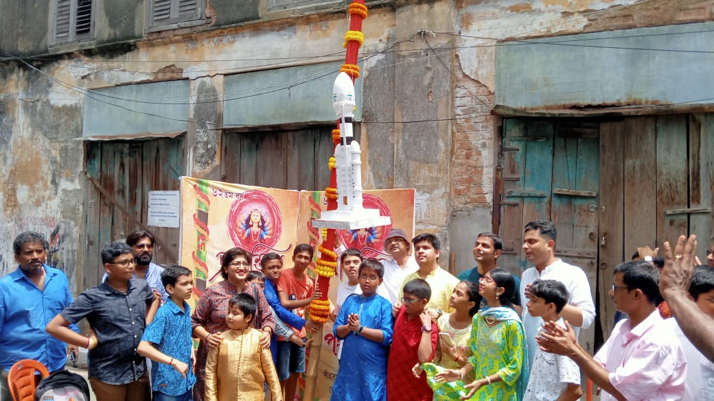 Durga Puja 2023: চন্দ্রযানে চেপে আসবেন মা! দুর্গাপুজোয় পল্লীর যুবকবৃন্দের অভিনব ভাবনা