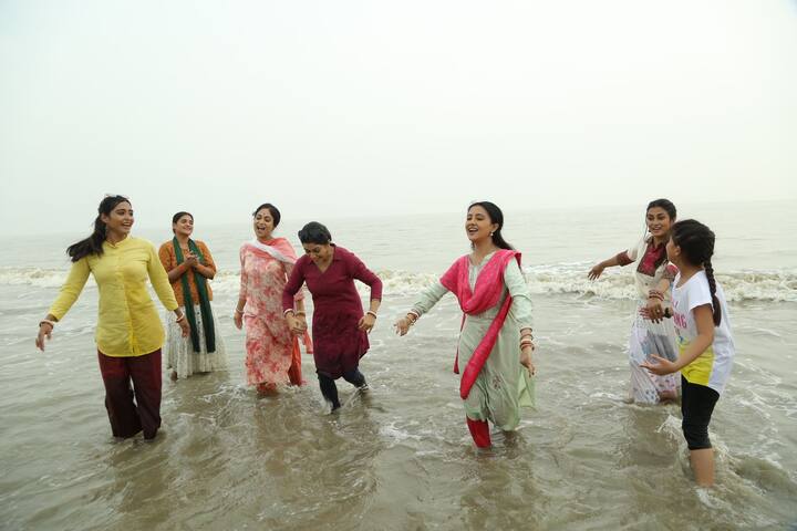 তাকে সুস্থ করার জন্য সকলে মিলে প্রাণপণ সাহায্য প্রার্থনা করতে থাকে। সকলে যখন সাহায্যের আশায় ছোটাছুটি করছে তখনই সুচরিতার মাথায় ভেঙে পড়ে আরও এক বাজ।