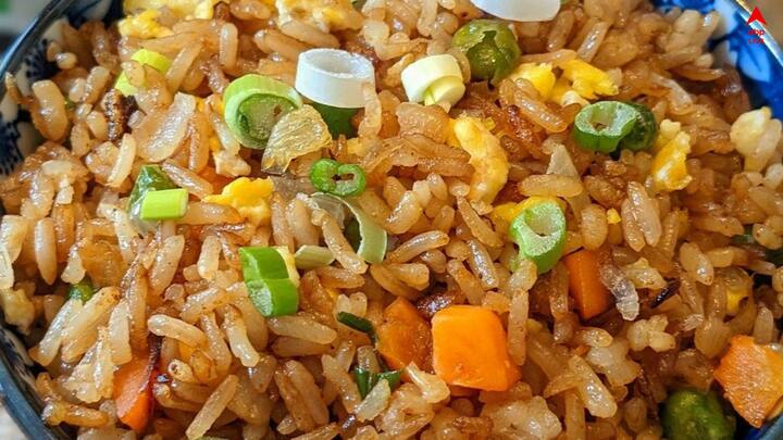 ফ্রায়েড রাইস বাড়তি থাকলে, টকদই, অল্প ফ্লাওয়ার মিশিয়ে সুস্বাদু রাইস বল বানানো জানানো সম্ভব। বাদাম দিলে আরও বেশি ক্রিসপি হয়।