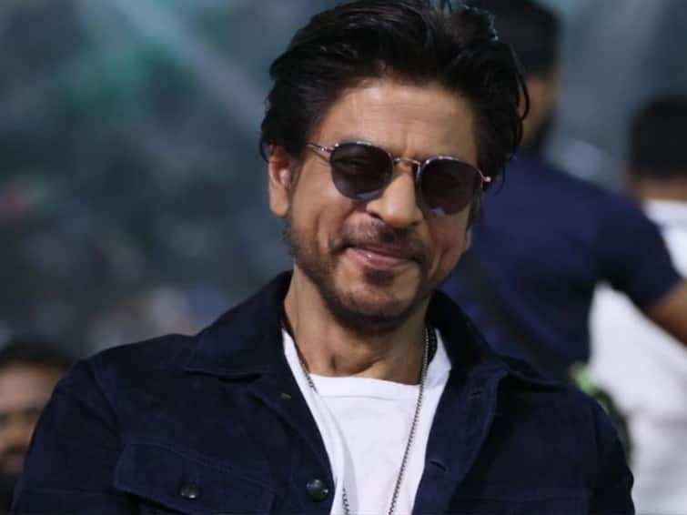 Shah Rukh Khan gives funny answer to fan asking for free tickets of Jawan for girlfriend Shah Rukh Khan: 'বিনামূল্যে শুধু ভালবাসা দিই ভাই', ফ্রিতে প্রেমিকার জন্য টিকিট চাইতেই কিং খানের 'ধমক'