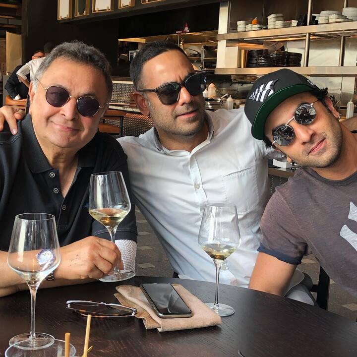 Rishi Kapoor may be seen having a drink with his son Ranbir and his son-in-law Bharat Sahni in a photo that Neetu posted in 2019.