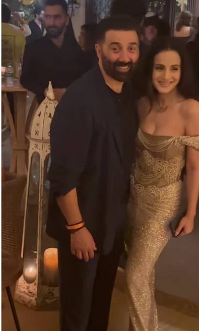 'गदर 2' बॉक्स ऑफिस पर तूफान बनी हुई है और इस फिल्म ने कमाई के कई रिकॉर्ड अपने नाम कर लिये हैं. यहां तक कि इस फिल्म ने सबसे तेज स्पीड से महज 24 दिनों में 500 करोड़ का आंकड़ा पार करने का रिकॉर्ड भी बना लिया. फिल्म को मिली इस सफलता पर मेकर्स और स्टारकास्ट फूले नहीं समा रहे हैं. ऐसे में हाल ही में गदर 2 की सक्सेस पार्टी रखी गई थी. जिसमें तारा और सकीना के अलावा फिल्म की स्टारकास्ट और बॉलीवुड के तमाम सेलेब्स स्टाइलिश अंदाज में पहुंचे थे. फिलहाल इसकी इनसाइड तस्वीरें काफी वायरल हो रही हैं