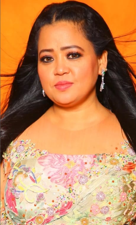 कॉमेडी क्वीन भारती सिंह ने रिवील किया था कि पेंडेमिक के बाद से उनकी पेमेंट में काफी कटौती हुई. करीब 50% की कटौती का नुकसान उन्हें झेलना पड़ा था. भारती के मुताबिक- 'पेंडेमिक के आने से शोज के बजट में काफी फर्क पड़ा, ये पूरी इंडस्ट्री का ही हाल रहा.लेकिन किसी भी आर्टिस्ट को ये नहीं पचेगा कि उसे उसकी काबिलियत के मुकाबले कम पैसा मिले. अगर मैं जो चार्ज करती थी उसका 25 प्रतिशत भी नहीं होगा तो फिर काम नहीं हो पाएगा. अगर एक लाख लेती थी और 50 हजार ले रही हूं तो 6 की जगह 3 जोक ही मार मारूंगी. वैसे जब मैं एक बार स्टेज पर चढ़ जाती हूं तो मुझे याद नहीं रहता कि मुझे कितने पैसे मिले.'