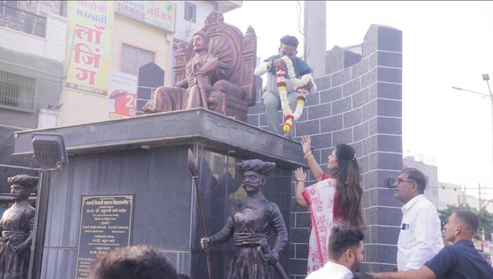 शिव-शक्ती परिक्रमेला सुरुवात करण्यापूर्वी पंकजा मुंडे यांनी सकाळी छत्रपती संभाजीनगर शहरातील छत्रपती शिवाजी महाराज यांच्या गारखेडा परिसरातील पुतळ्यास पुष्पहार अर्पण करुन अभिवादन केले