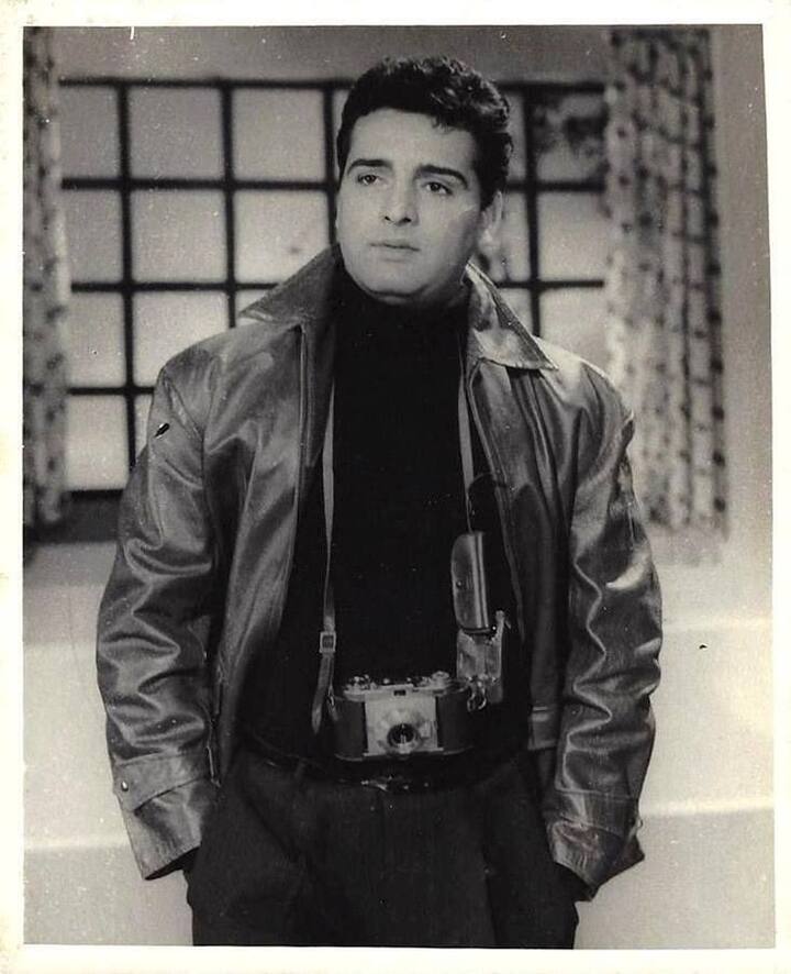 हम बात कर रहे हैं इंडस्ट्री के हैंडसम और उम्दा कलाकार फिरोज खान की. जिनको काऊब्वॉय भी कहा जाता था. बिना किसी गॉडफादर के फिरोज खान ने बॉलीवुड में अपनी दमदार पहचान बनाई थी. फिरोज खान ने सिर्फ एक्टिंग ही नहीं डायरेक्टर बनकर भी खूब नाम कमाया था.