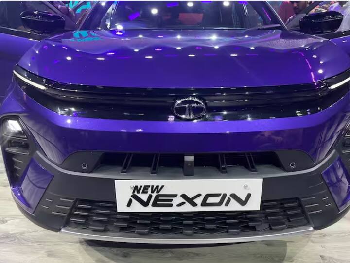 ਸਟਾਈਲ- ਵੱਡੇ ਫਰੰਟ ਐਂਡ ਵਿੱਚ ਸਪਲਿਟ ਹੈੱਡਲੈਂਪ ਨਾਲ ਨਵਾਂ Nexon ਹੁਣ ਸਲੀਕ ਸਟਾਈਲਿੰਗ ਦੇ ਨਾਲ ਸਪੋਰਟੀ ਦਿਖਾਈ ਦਿੰਦਾ ਹੈ। ਗਰਿਲ ਅਤੇ DRL ਦੇ ਨਾਲ-ਨਾਲ ਬੰਪਰ ਦਾ ਡਿਜ਼ਾਈਨ ਵੀ ਵੱਖਰਾ ਹੈ। ਸਾਈਡ ਵਿਊ 'ਚ ਕੋਈ ਬਦਲਾਅ ਨਹੀਂ ਕੀਤਾ ਗਿਆ ਹੈ ਪਰ ਨਵੇਂ ਅਲਾਏ ਵ੍ਹੀਲ 16 ਇੰਚ ਦੇ ਹਨ। ਰੀਅਰ ਨੂੰ ਪੂਰੀ ਤਰ੍ਹਾਂ ਨਾਲ ਕਨੈਕਟ ਕੀਤੇ LED ਲਾਈਟ ਸੈਟਅਪ ਦੇ ਨਾਲ ਨਵਾਂ ਰੂਪ ਮਿਲਦਾ ਹੈ, ਜੋ ਪਤਲੇ ਹੋਣ ਦੇ ਨਾਲ ਨੈਕਸਨ ਨੂੰ ਚੌੜਾ ਦਿਖਾਉਂਦਾ ਹੈ।