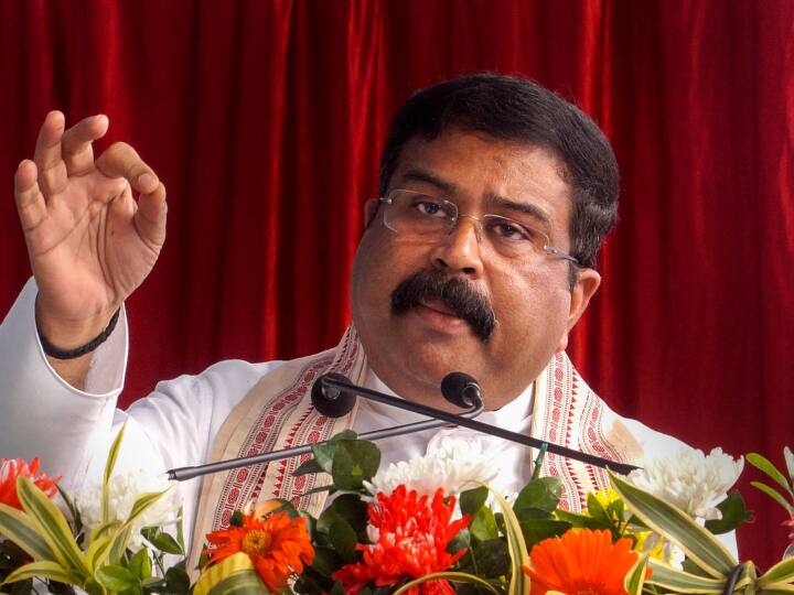 Union Minister Dharmendra Pradhan hits back Congress Over Udhayanidhi Stalin Sanatan Dharma remarks Udhayanidhi Remarks: 'मोहब्बत की दुकान चलाने वाले, नफरत की पुड़िया बांट रहे', उदयनिधि स्टालिन के बयान पर हमलावर बीजेपी