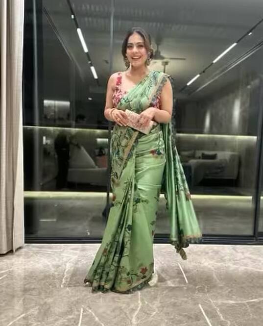 કાજોલ ગ્રીન કલરની સાડીમાં ખૂબ જ સુંદર લાગી રહી હતી. તેણે લીલા રંગની સાડી સાથે રેડ બ્લાઉઝ પહેર્યું હતું. આ પાર્ટીમાં અભિનેત્રીએ પણ ખૂબ પોઝ આપ્યા હતા.