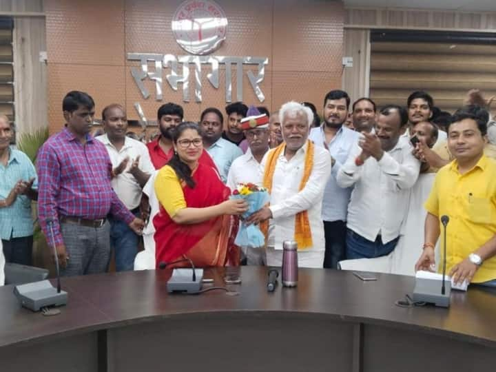 IAS Priyanka Niranja took charge of Mirzapur DM along with Basti Governor Anandiben Patel Visit ANN IAS का अजब कारनामा, एक साथ संभाली दो जिले की कमान! नियमों के उल्लंघन पर क्या बोलीं प्रियंका निरंजन?