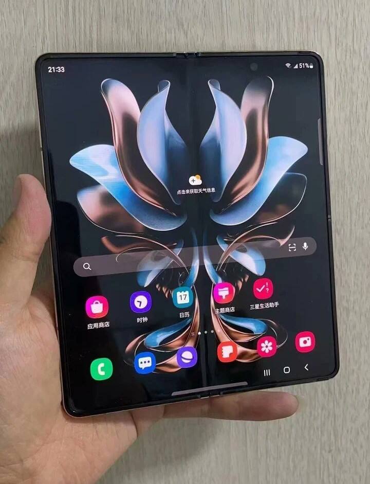 சாம்சங் டப்ளியூ 24 ஃபிளிப் மாடலில் 16GB ரேம் 512GB ஸ்டோரேஜ் 45W ஃபாஸ்ட் சார்ஜிங் மற்றும் 120Hz ரெஃப்ரெஷ் ரேட் வசதி அமையும் என சொல்லப்படுகிறது