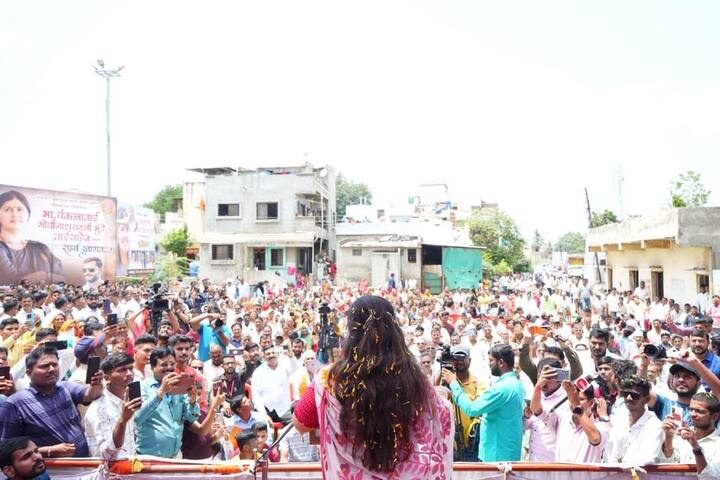यावेळी मंदिर समिती व ग्रामस्थांच्या वतीने पंकजा मुंडे यांचे स्वागत झाले. यावेळी मुंडे यांनी स्वागत व्यासपीठावर जाऊन ग्रामस्थांना संबोधित केले.
