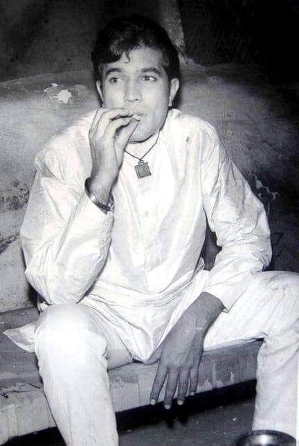 इसके बाद महमूद का सब्र टूट गया और राजेश खन्ना के सेट पर पहुंचते ही महमूद आग बबूला हो उठे. गरमागरमी में महमूद ने राजेश खन्ना को तमाचा रसीद कर दिया. महमूद राजेश खन्ना से बोले कि आप सुपरस्टार होंगे अपने घर में, मैंने पूरा पैसा दिया है तो फिल्म की शूटिंग पूरी करनी ही होगी. इस घटना से राजेश खन्ना सन्न रह गए. हालांकि बाद में उन्होंने फिल्म की शूटिंग पूरी भी की थी.