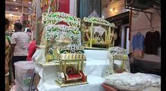 Janmashtami 2023: जन्माष्टमी पर चंद्रयान-3 के साथ दिखेगी लड्डू गोपाल की झांकी, वाराणसी में ग्राहकों की उमड़ी भीड़, देखें तस्वीरें