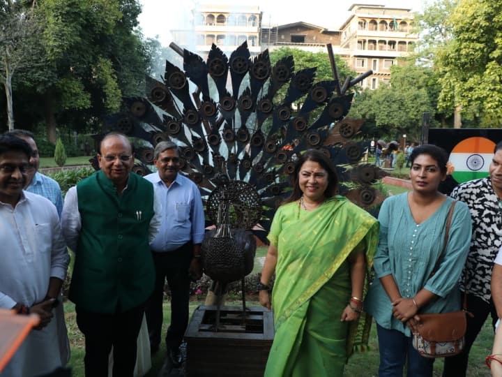 Delhi: कौटिल्य मार्ग पर नई दिल्ली नगर पालिका परिषद द्वारा ललित कला अकादमी के कलाकारों द्वारा विकसित किये गए 'वेस्ट टू आर्ट पार्क' का दिल्ली के उपराज्यपाल वीके सक्सेना ने आधिकारिक रूप से शुभारंभ किया.