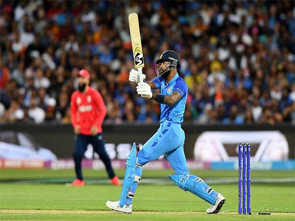 অলরাউন্ডার হিসেবে জায়গা করে নিয়েছেন হার্দিক পাণ্ড্য়। রোহিতের ডেপুটি হিসেবেও দেখা যাবে হার্দিককে বিশ্বকাপে।