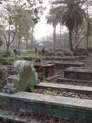 यहां कब्र में दफन रहने के लिए मुर्दों को भी देना होता है किराया